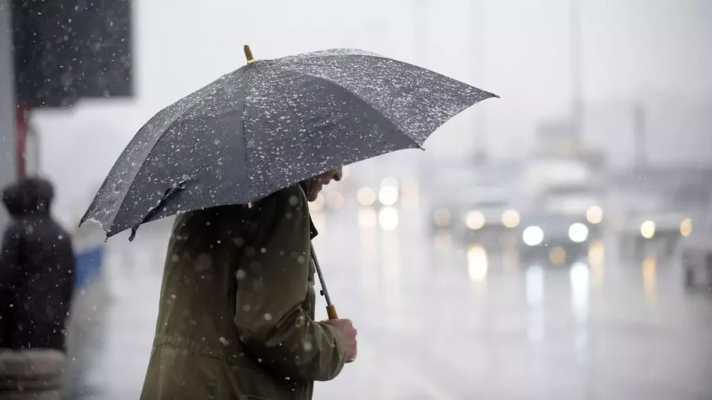 Pentru sfârșitul de săptămână, meteorologii anunță ploi ușoare în toată țara, cu temperaturi maxime în jurul valorii de 16°C, fiind o vreme instabilă și mohorâtă pentru mulți dintre locuitori