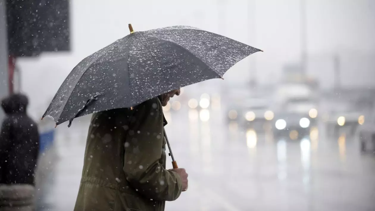 Pentru sfârșitul de săptămână, meteorologii anunță ploi ușoare în toată țara, cu temperaturi maxime în jurul valorii de 16°C, fiind o vreme instabilă și mohorâtă pentru mulți dintre locuitori