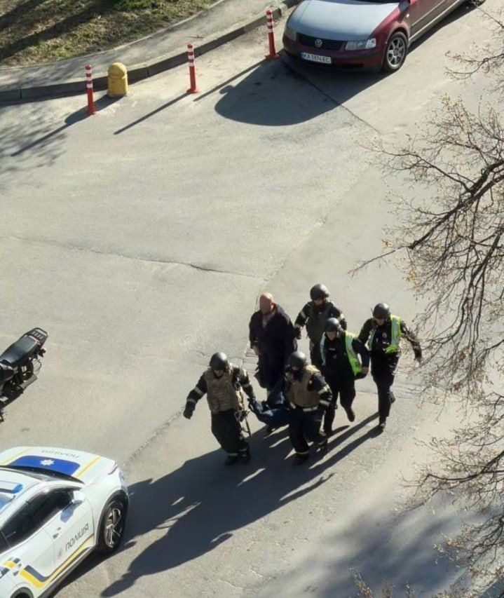 Anchetă la Kiev: Polițiști fricoși fug de gloanțe, abandonează civilii