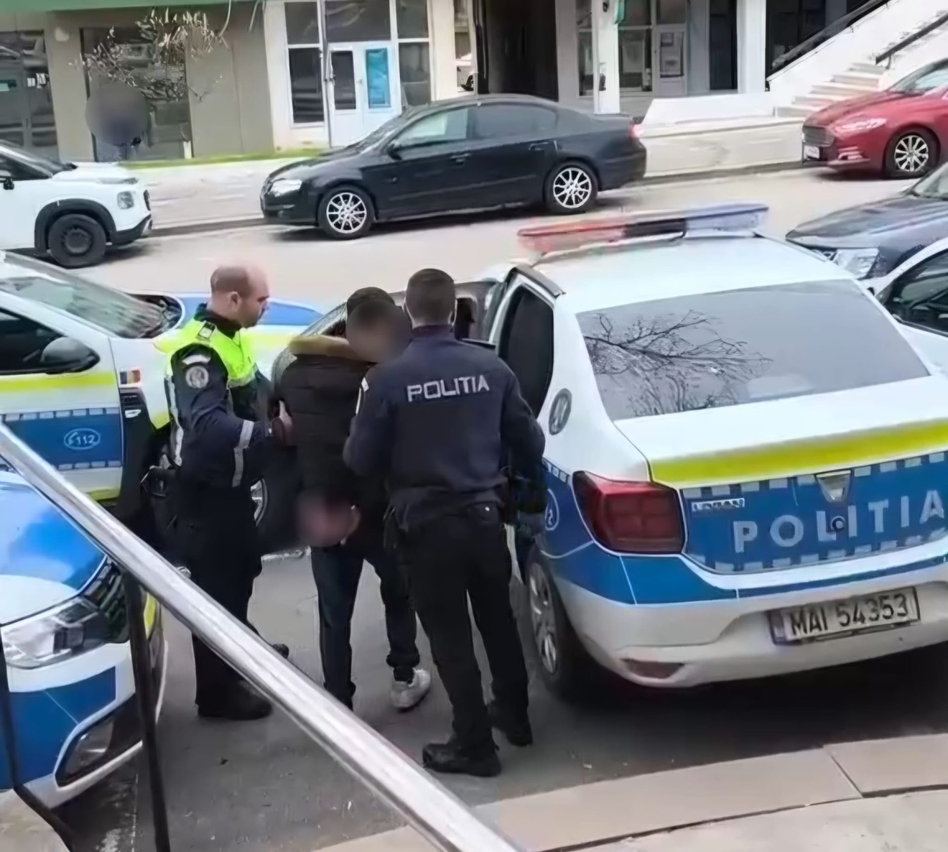 Tânăr violent în București: Pumn în față pentru un polițist, după o cerere