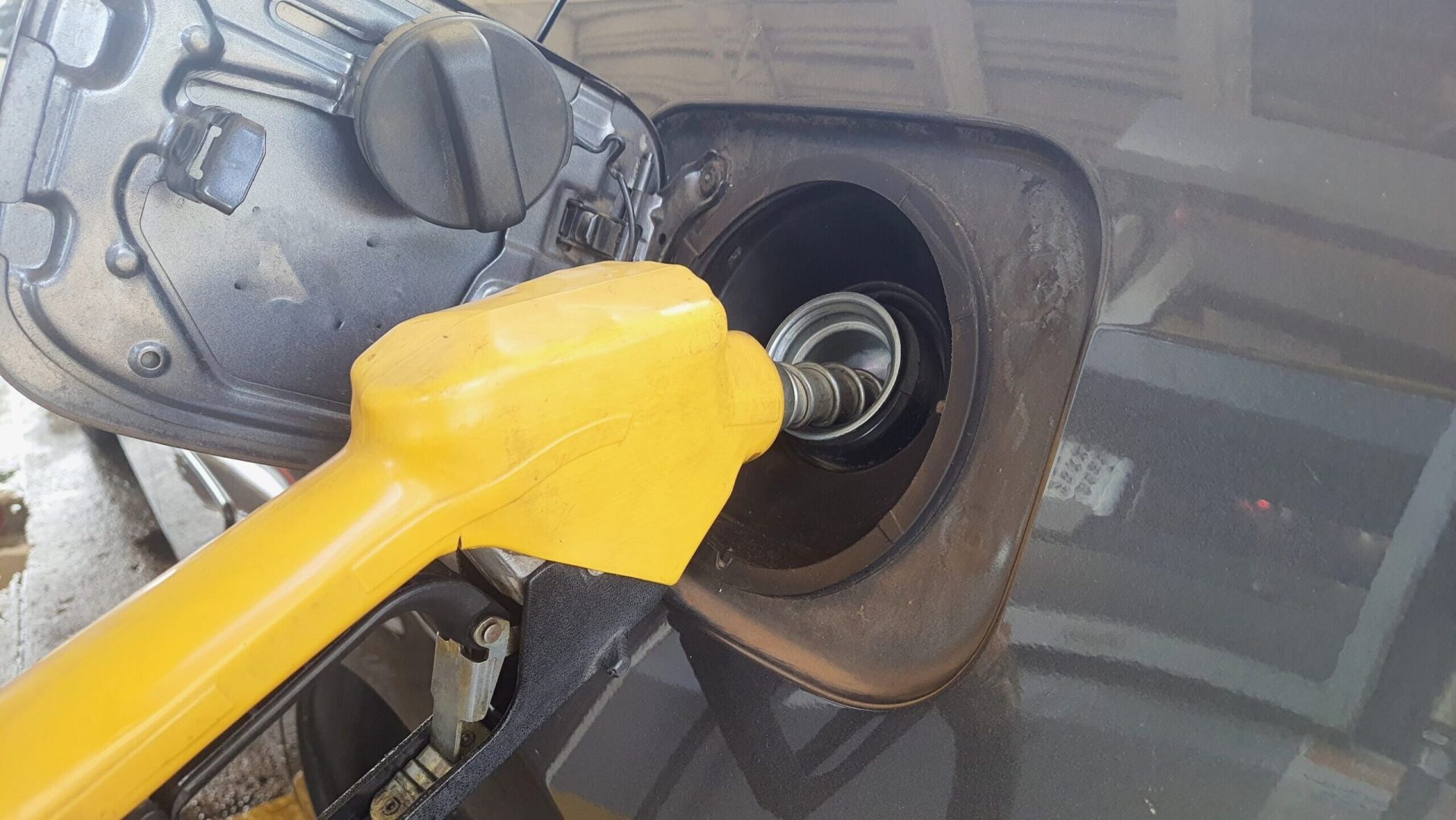 Prețurile carburanților din România pentru luni, 6 aprilie, continuă să fie un motiv de interes pentru șoferi, mai ales în contextul fluctuațiilor din ultimele luni