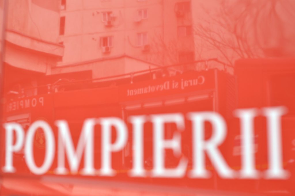 Pompierii prahoveni intervin pentru stingerea unui incendiu izbucnit în Câmpina, la o clădire dezafectată a fostului Institut de Petrol și Gaze