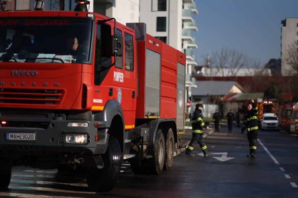 Un incendiu puternic a izbucnit într-un bloc de locuințe din Sighetu Marmației, mobilizând rapid forțe importante de intervenție