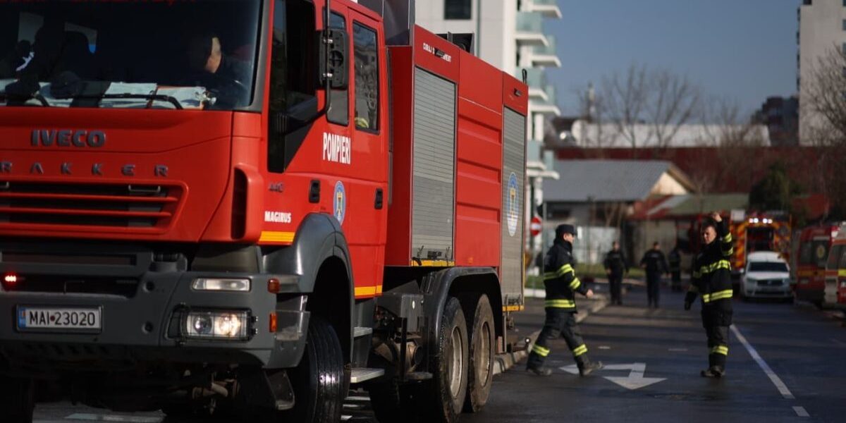 Incendiu devastator într-un bloc din Sighetu Marmației: 3 etaje cuprinse de flăcări