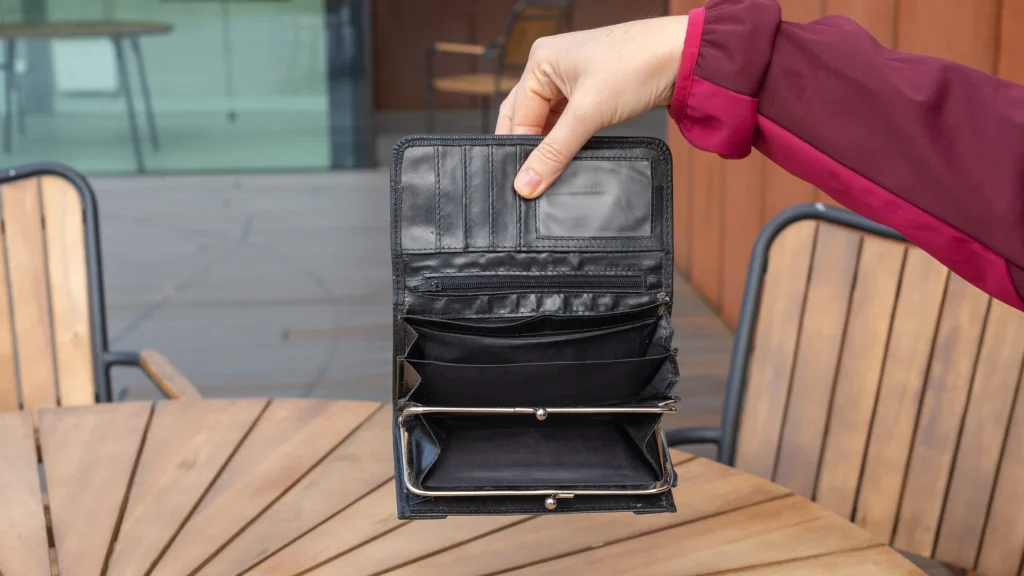 Avertisment dur: Românii, sfătuiți să amâne planurile. Greșelile, plătite acum