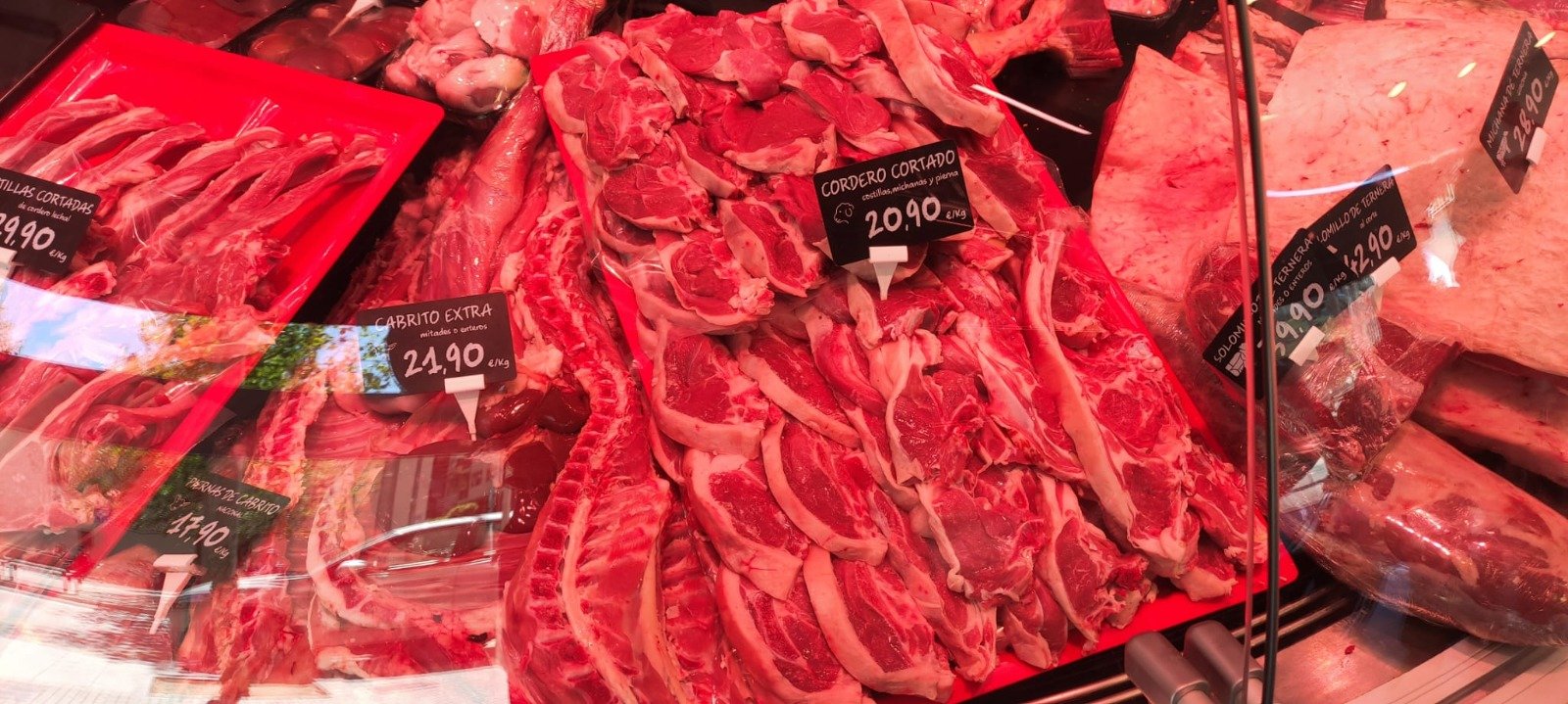Prețurile carnii de miel din România au înregistrat o creștere semnificativă cu o săptămână înainte de Paștele Ortodox, iar cumpărătorii se pregătesc deja să facă cele mai bune alegeri în privința ofertei