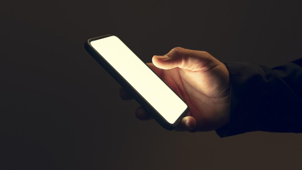 Primăria din România, cu 10 angajați, plătește 38 de abonamente de telefonie