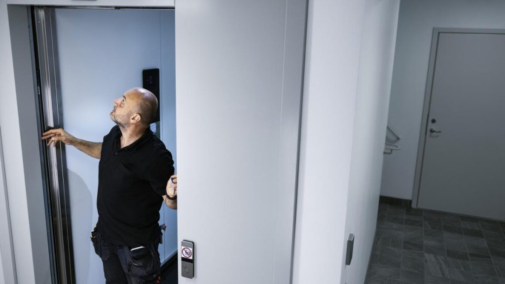 Primăria Sectorului 1 modernizează 900 de ascensoare din blocuri reabilitate