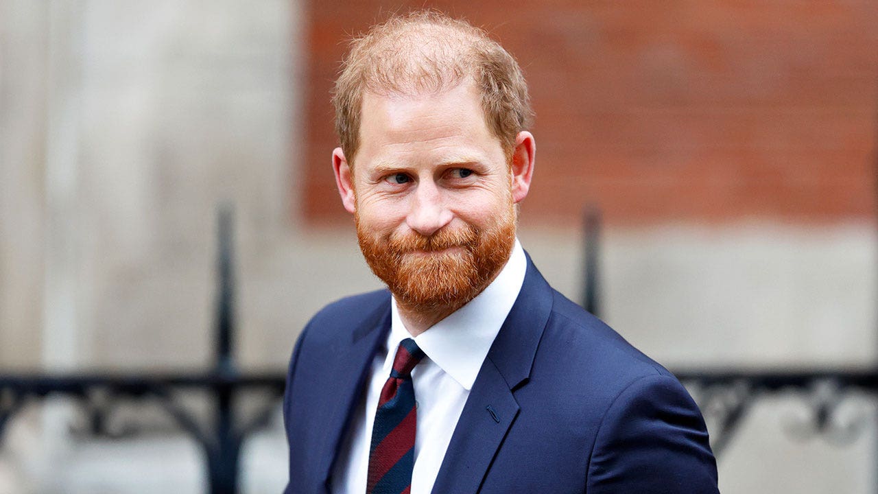 Prințul Harry, membru al Familiei Regale Britanice, a fost implicat recent într-un proces cu privire la încălcarea vieții private, odată cu apariția unor mesaje de tipul flirt între el și o jurnalistă