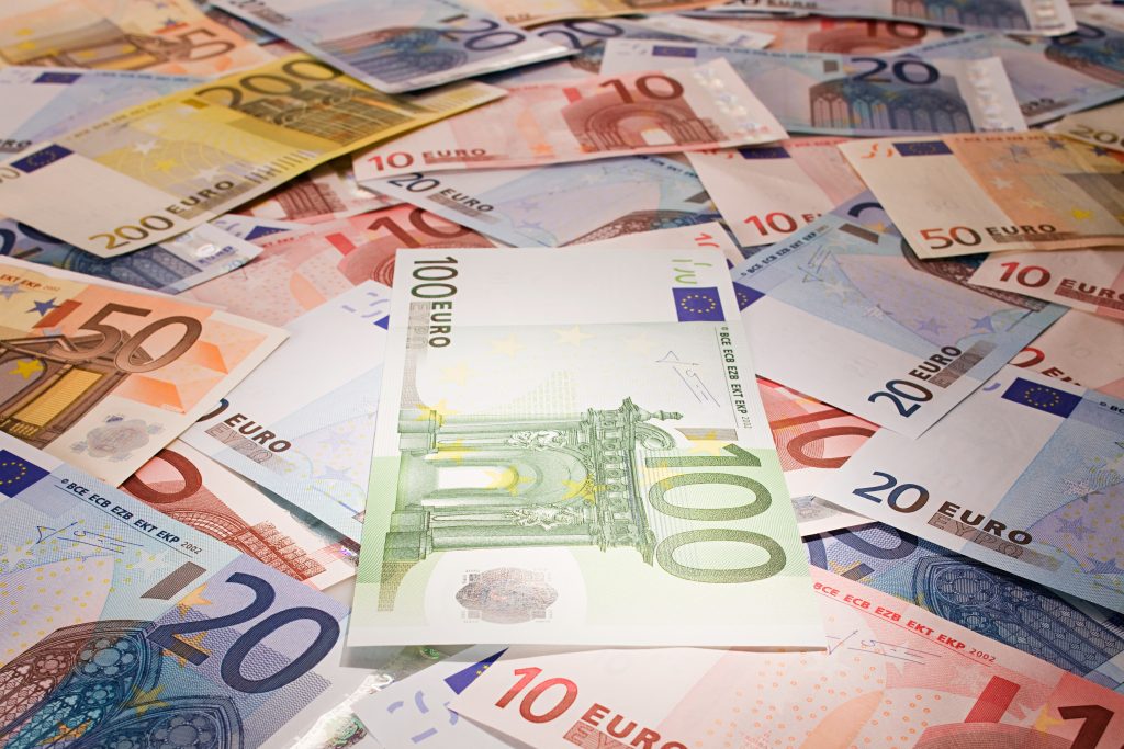 Fermierii și antreprenorii români din sectorul alimentar vor putea accesa noi fonduri europene de până la 20 de milioane de euro fiecare, destinase pentru instalarea panourilor solare cu sau fără stocare pentru consumul propriu al afacerii
