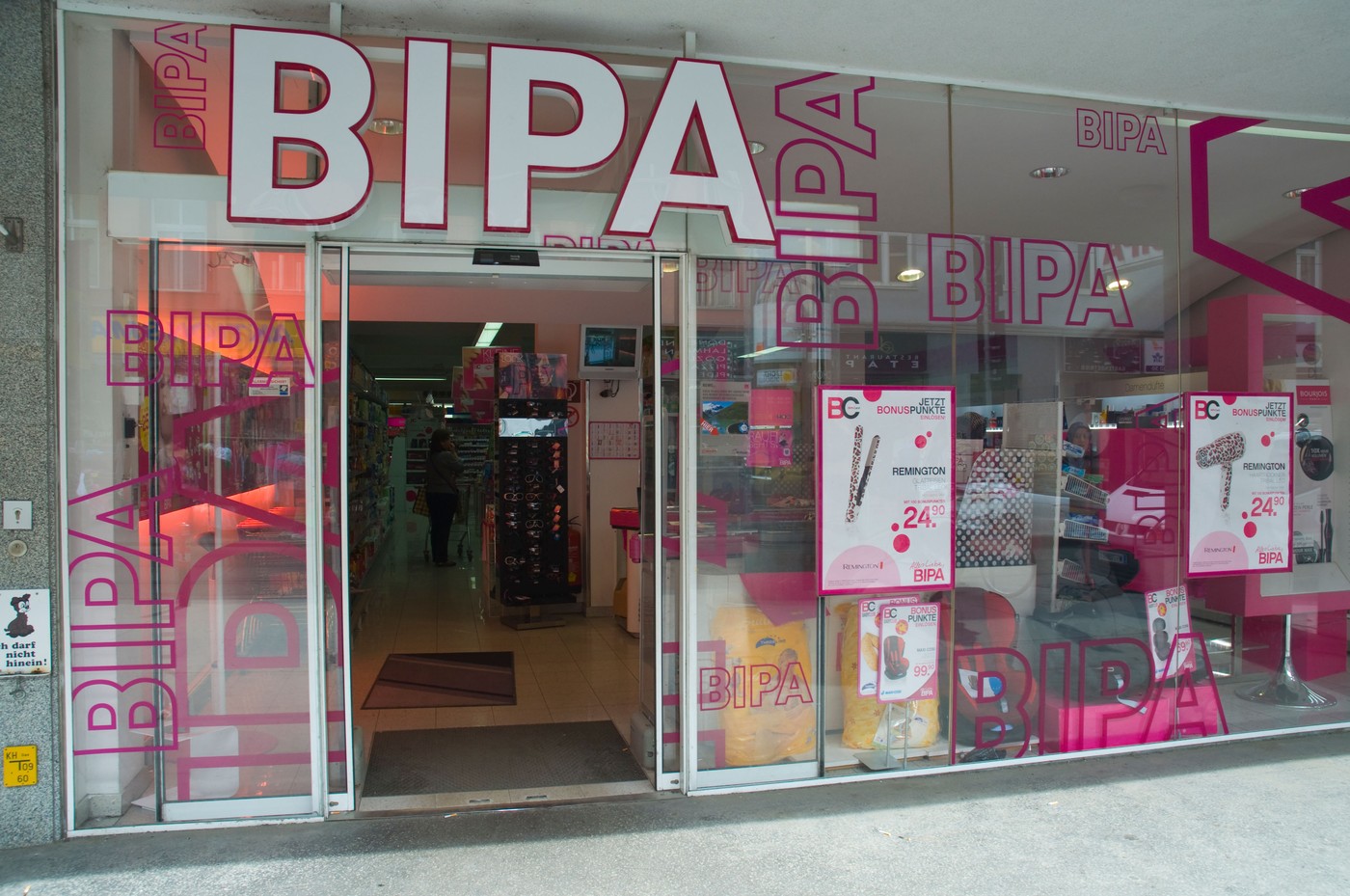 BIPA, unul dintre principalii retaileri din Europa în domeniul drogheriei, își extinde semnificativ prezența pe piața din România, anunțând deschiderea unor noul magazine în locații mai puțin obișnuite pentru acest tip de afacere