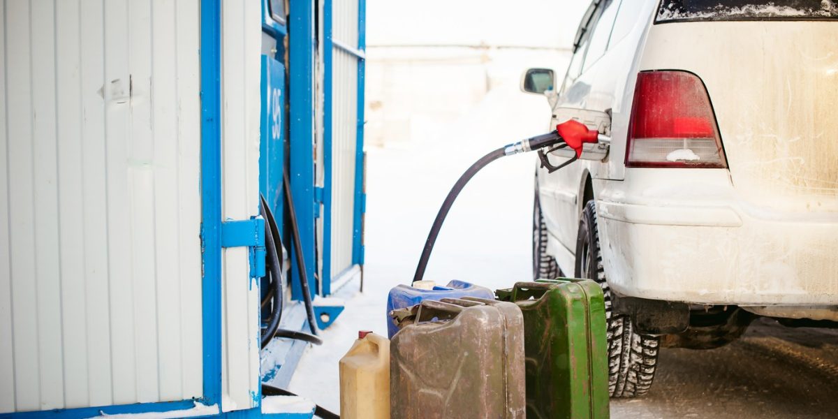 Poți să iei combustibil în canistră de la benzinărie? Reguli clare pentru șoferi