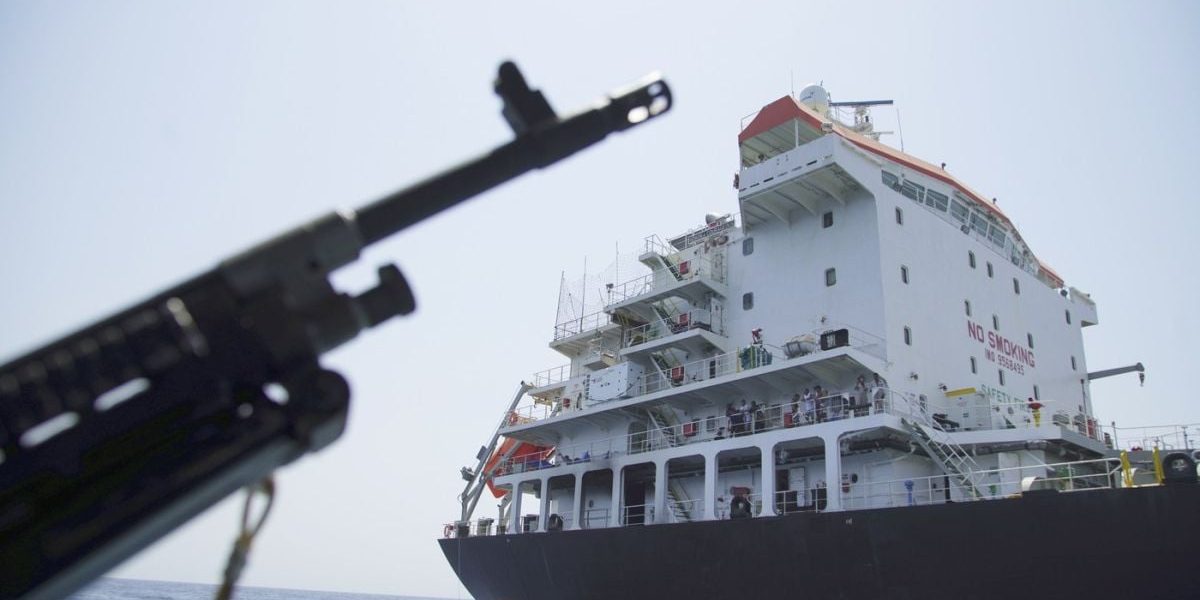 Analist, aventură cu 15.000 dolari în Ormuz: Iran primește șpagă pentru nave