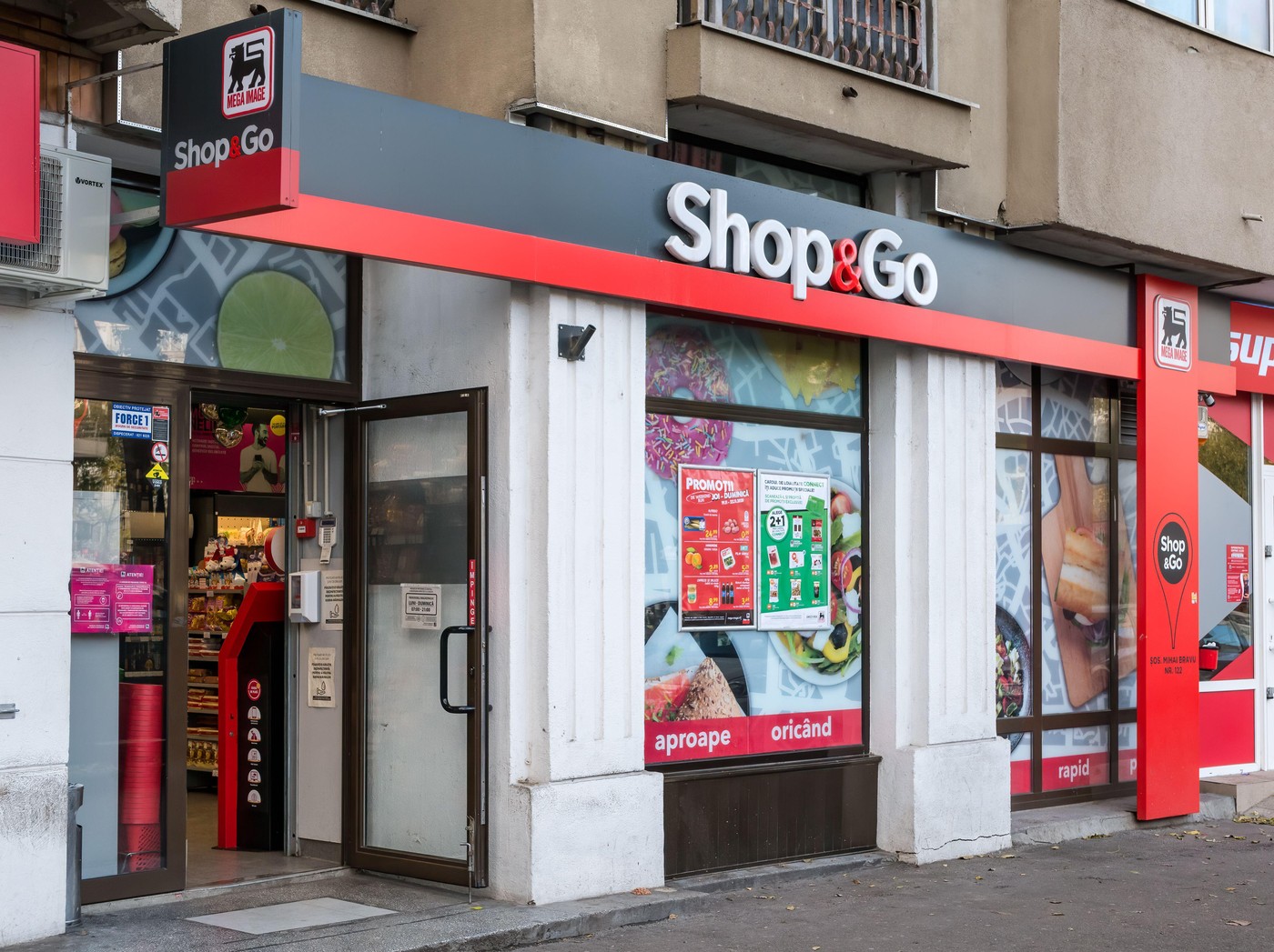 Programul magazinelor Mega Image se va modifica în perioada sărbătorilor pascale din 2026, fiind anunțate zile în care toate unitățile vor fi închise sau vor funcționa cu un orar redus