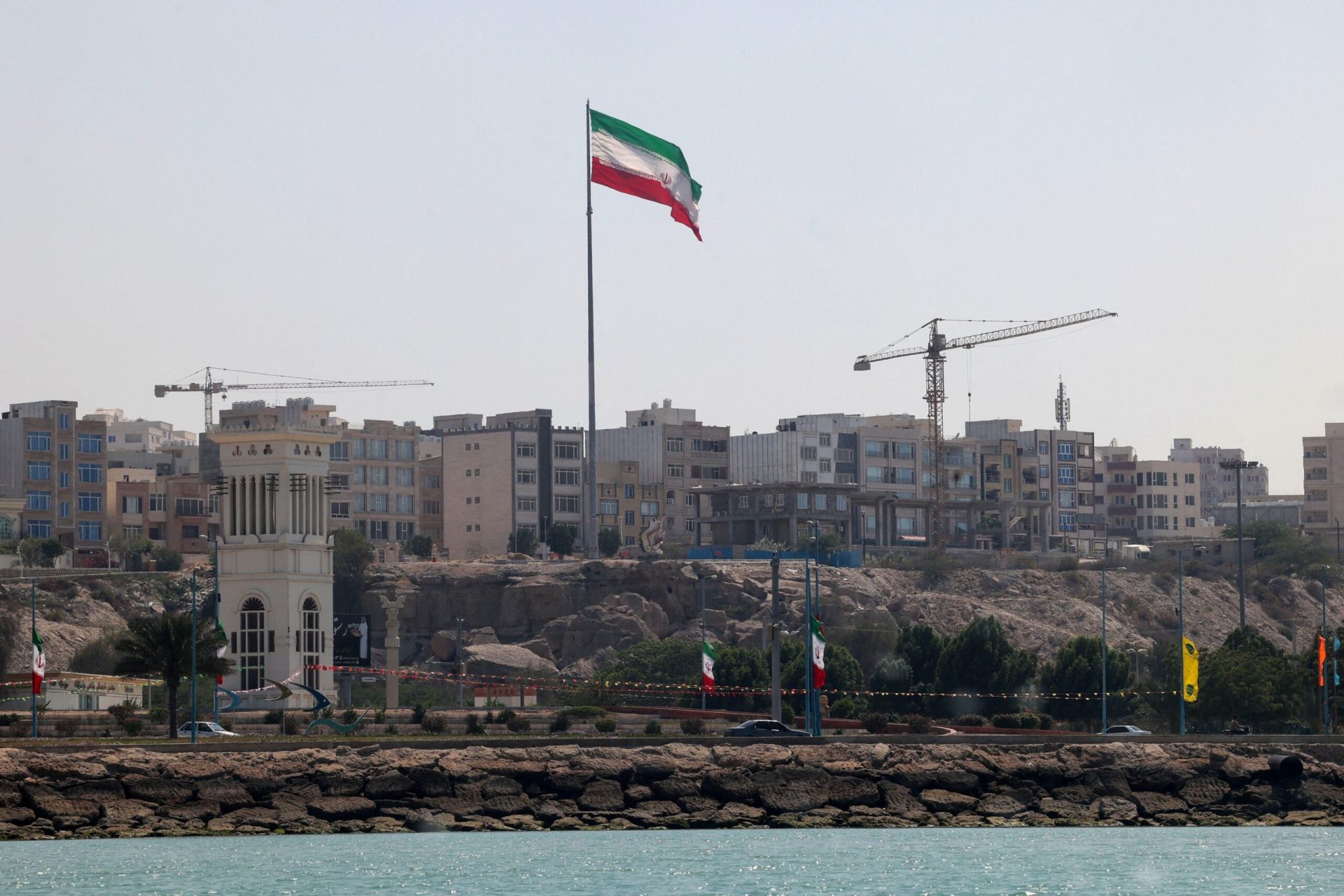 Președintele Donald Trump ia în calcul controlul asupra petrolului iranian Președintele Donald Trump analizează posibilitatea ca Statele Unite să preia controlul asupra resurselor de petrol din Iran, o mișcare cu implicații semnificative pe plan strategic și economic
