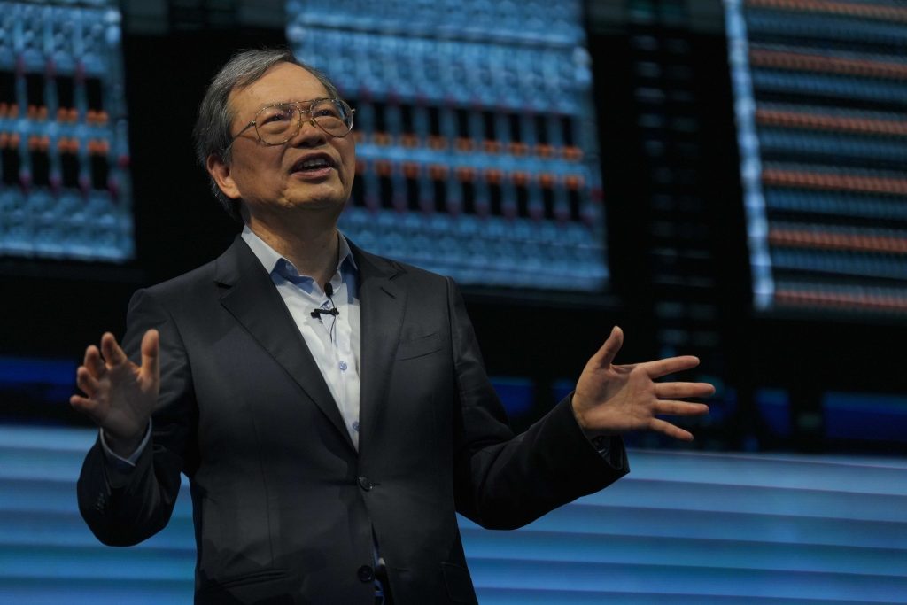 Trei persoane implicate în compania americană Super Micro Computer Inc., inclusiv unul dintre fondatori, au fost puse oficial sub acuzare în Statele Unite pentru facilitarea exportului ilegal de tehnologii de inteligență artificială în China