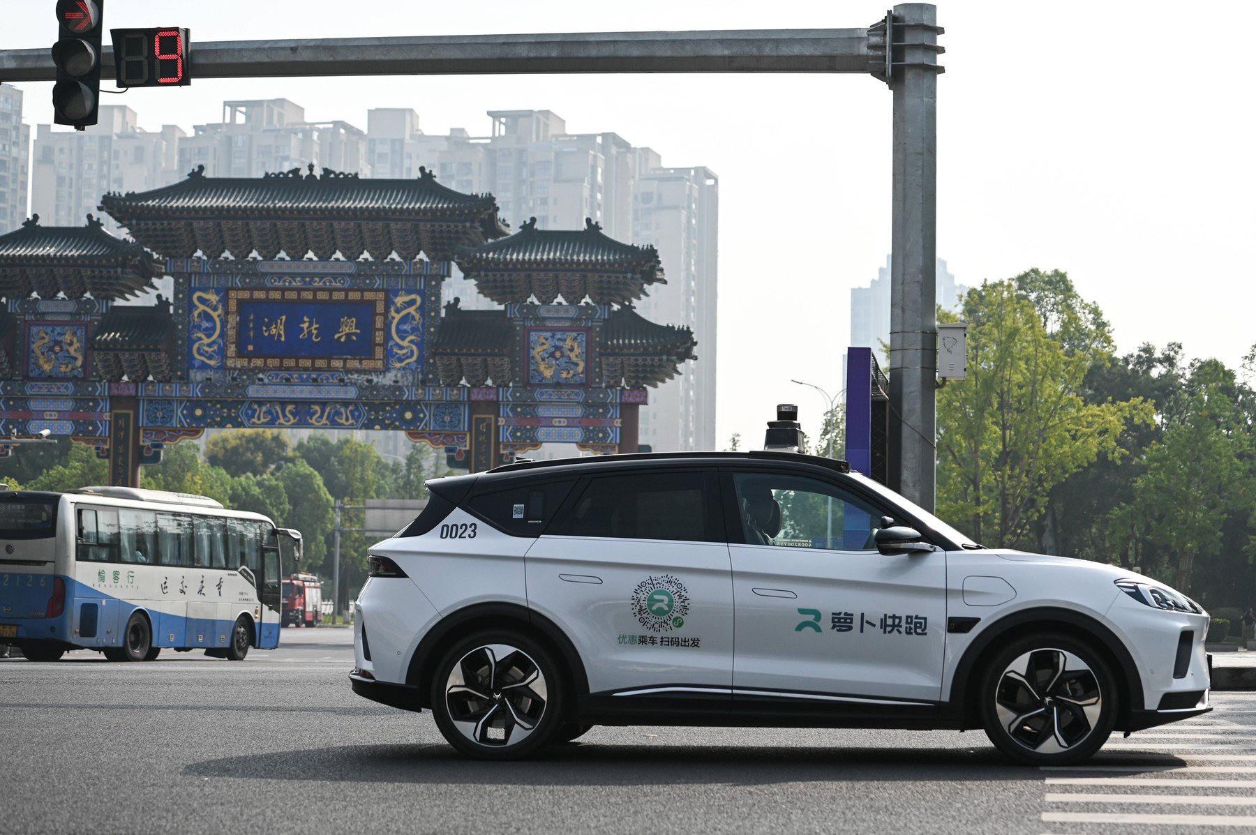 Autoritățile locale din Wuhan au anunțat miercuri că o „defecțiune de sistem” a condus la oprirea mai multor robotaxiuri Apollo Go în oraș, reaprinzând discuții despre siguranța vehiculelor autonome în China