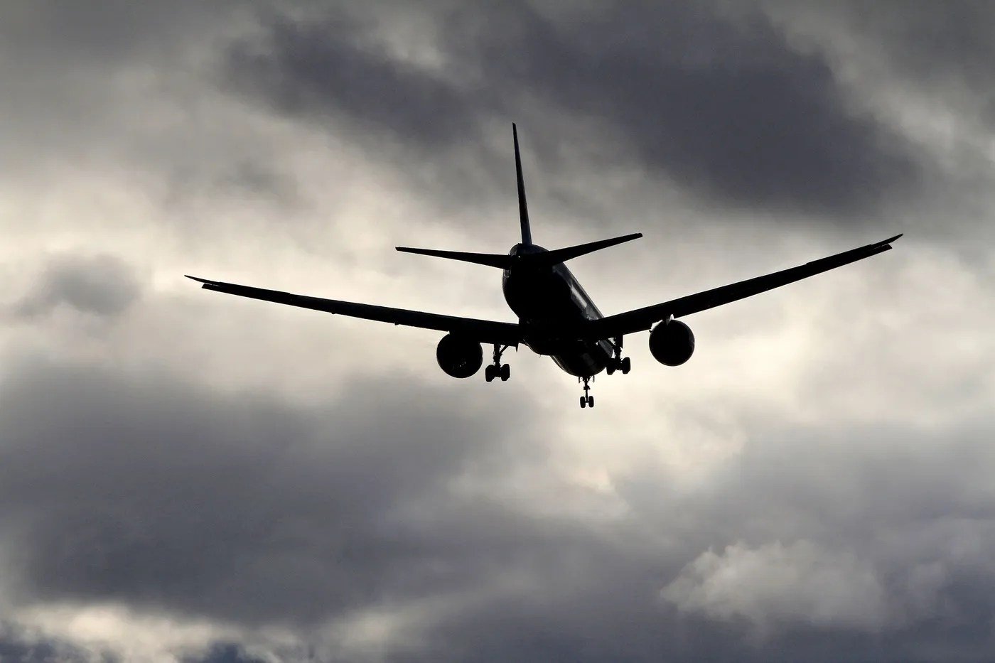 Aeroporturile din nordul Italiei, Milano-Linate, Veneția Marco Polo, Bologna și Treviso, vor aplica până la data de 9 aprilie restricții temporare privind aprovizionarea cu combustibil jet, în contextul unei disponibilități limitate a combustibilului Jet A1, utilizat în aviație