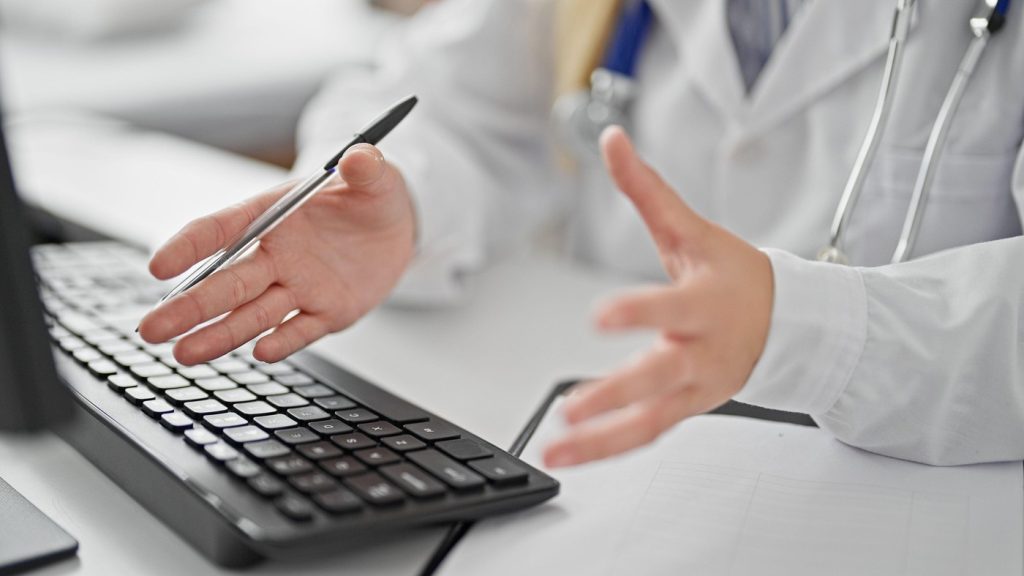 Concediul medical reprezintă un drept esențial al angajaților din România pentru protejarea sănătății și menținerea drepturilor lor în timpul incapacității temporare de muncă