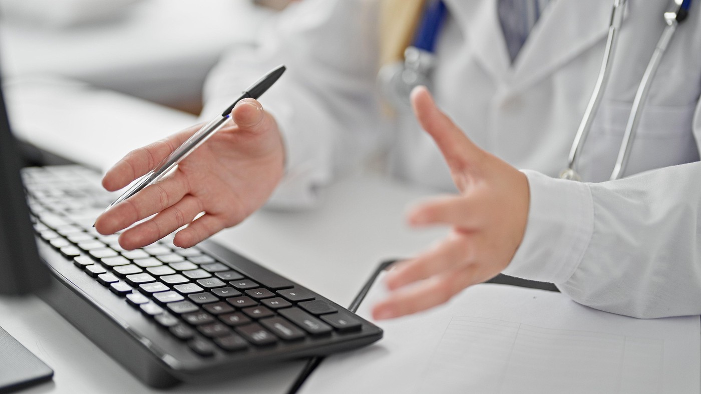 Concediul medical reprezintă un drept esențial al angajaților din România pentru protejarea sănătății și menținerea drepturilor lor în timpul incapacității temporare de muncă