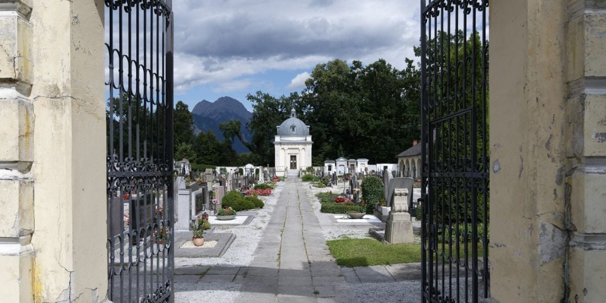 Austria, șocată: Morminte profanate pentru dinții de AUR furați!