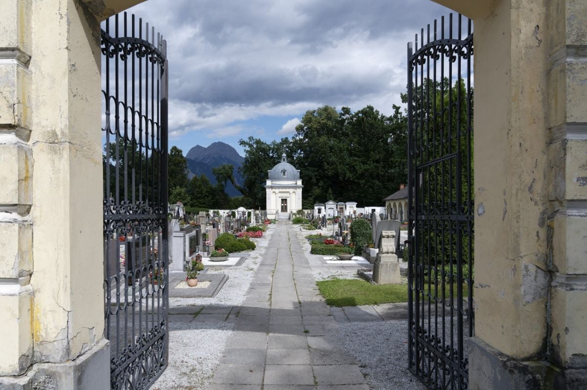 Austria, șocată: Morminte profanate pentru dinții de AUR furați!