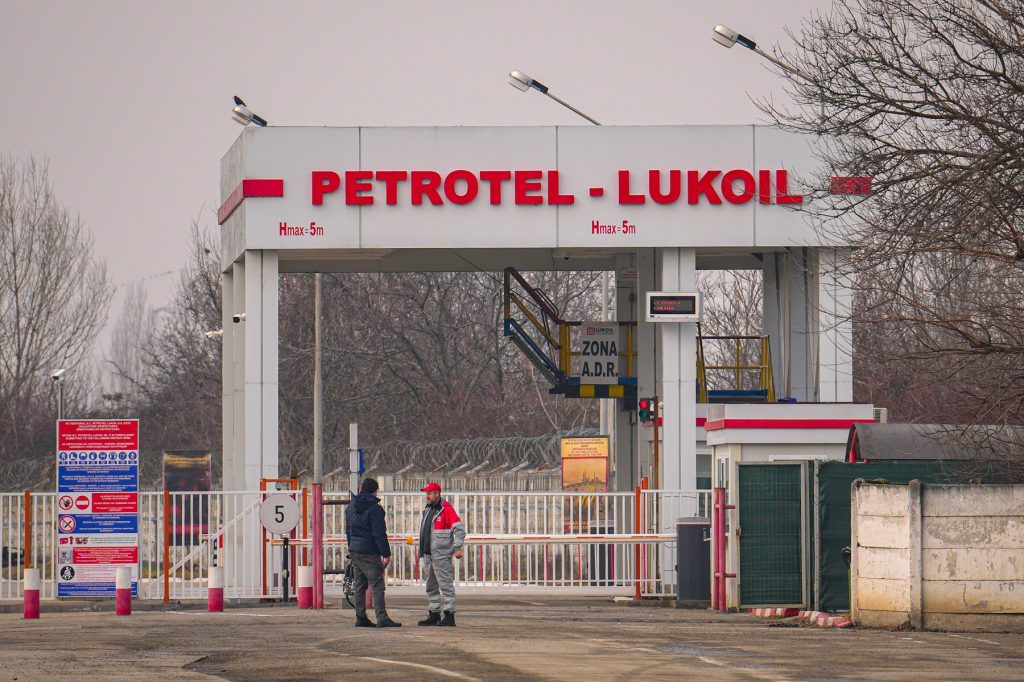 Petrotel Lukoil repornește: Benzina mai ieftină ca-n regiune, promit șefii