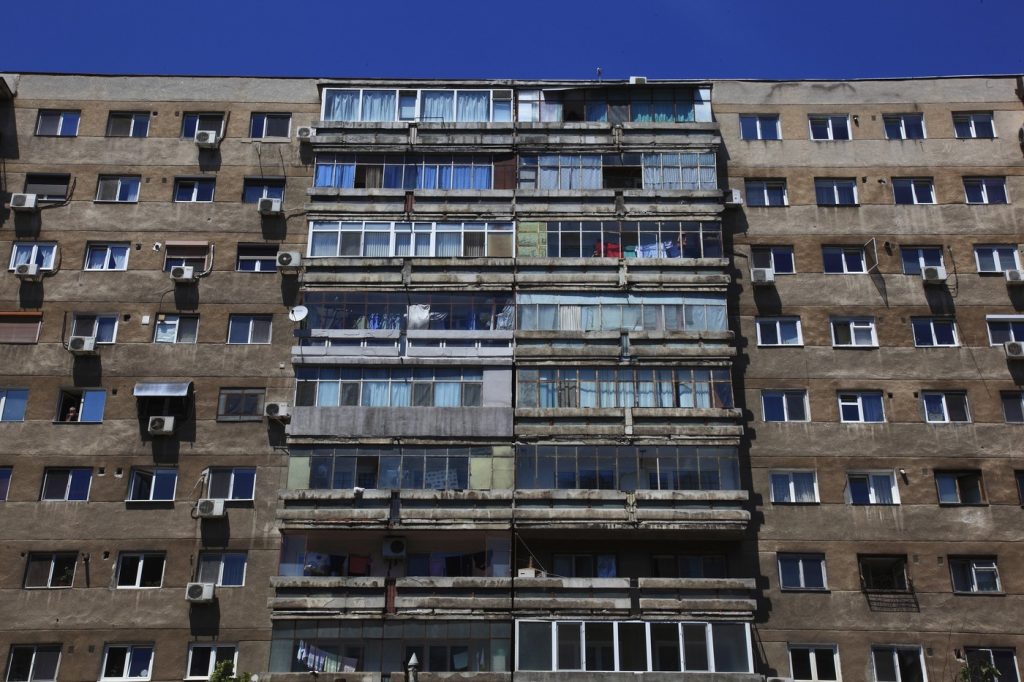 Apartamentul situat lângă Grand Arena Mall din București, listat la prețul de 91.000 de euro, necesită o renovare completă pentru a deveni locuință