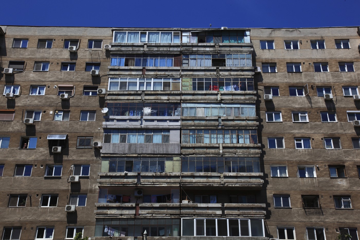 Apartamentul situat lângă Grand Arena Mall din București, listat la prețul de 91.000 de euro, necesită o renovare completă pentru a deveni locuință