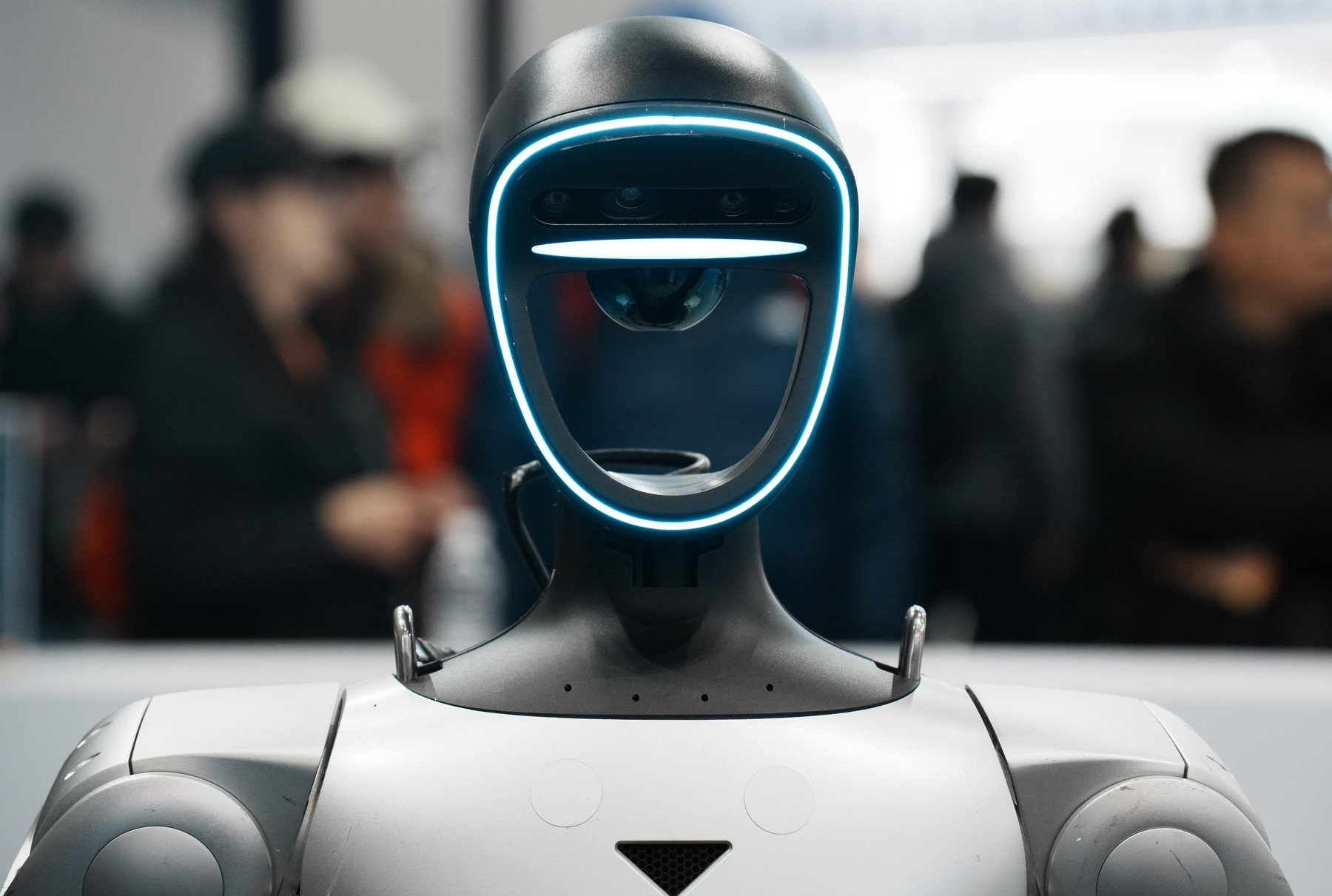 Un robot dansator din lanțul de restaurante Haidilao, situat în Cupertino, California, a produs panică și confuzie după ce s-a dezlănțuit în mod neașteptat în timpul unei zile obișnuite de funcționare