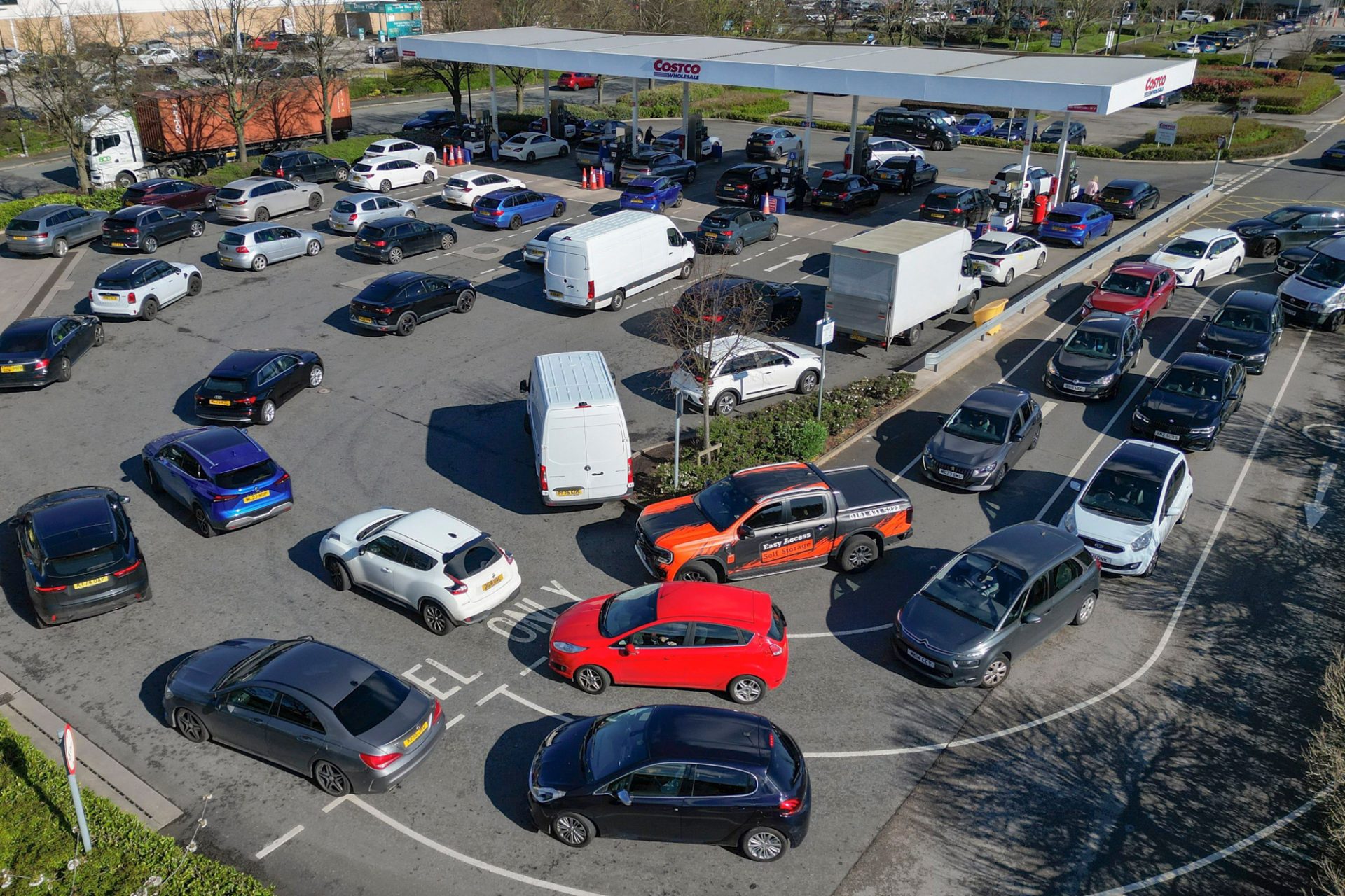 De la Roma la București, un singur conflict a resetat echilibrul energetic al Europei, readucând în prim-plan întrebarea chiar și pentru cei mai skeptici: cât de dependentă este continentul de combustibilii pe care nu îi controlează? După atacurile recente din Iran, infrastructura critică a fost lovită, iar prețurile la benzină și motorină au crescut rapid