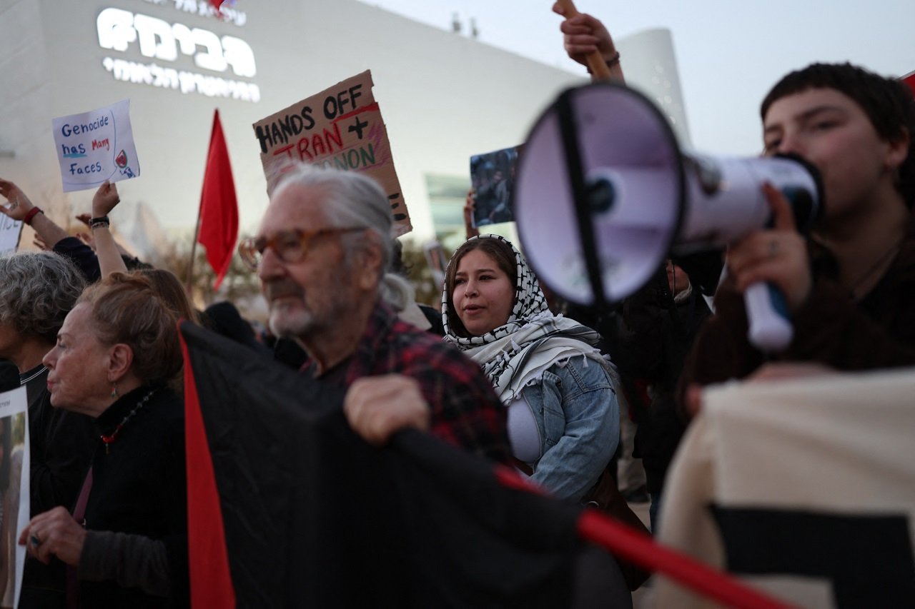 Peste o mie de persoane au manifestat sâmbătă seara în Tel Aviv împotriva războiului purtat de Israel împotriva Iranului și Hezbollah în Liban