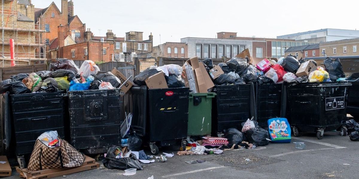 Bărbatul care scormonește gunoaie de 12 ani după averea digitală