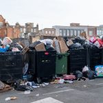 Bărbatul care scormonește gunoaie de 12 ani după averea digitală