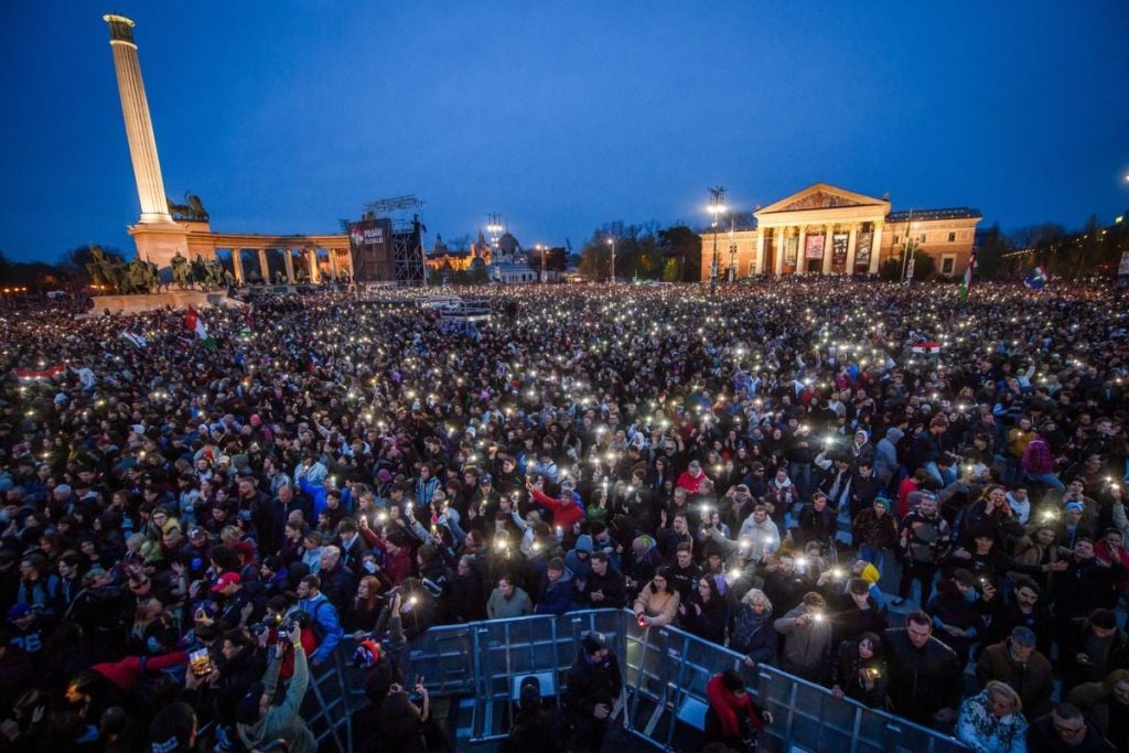 Maghiari, furia pe Orban: Peste 100.000 la un mega-concert!