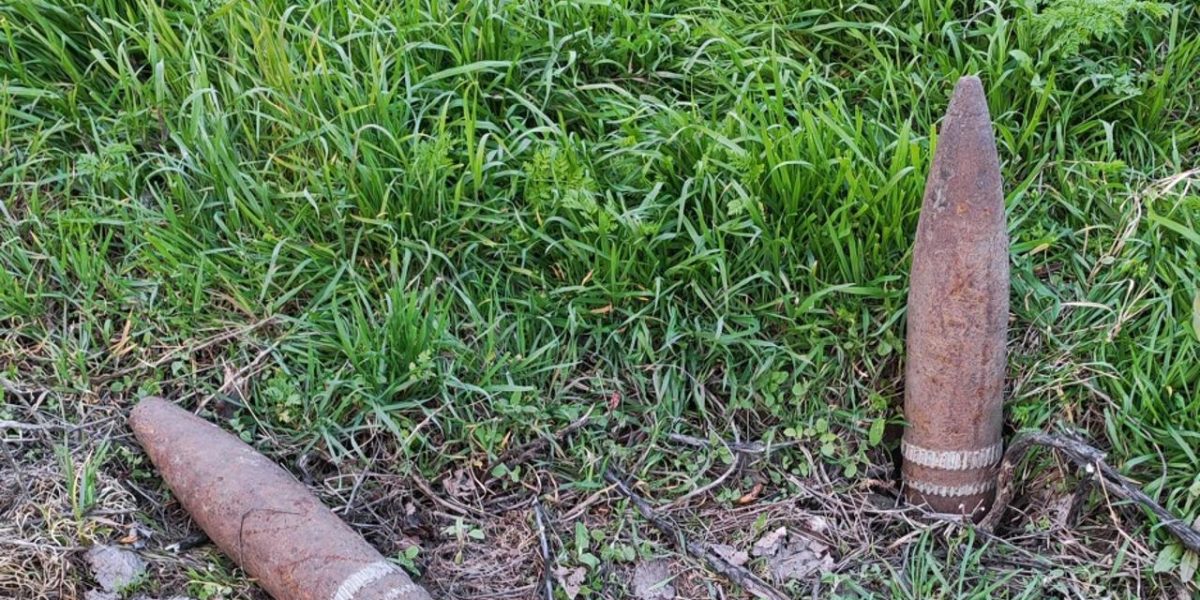 Două proiectile neexplodate, descoperite într-un sat din Galați