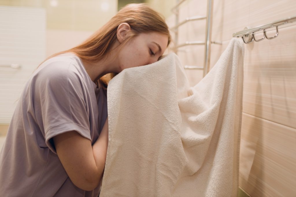 De ce miroase URÂT prosopul după spălare? SOLUȚII rapide să scapi de miros