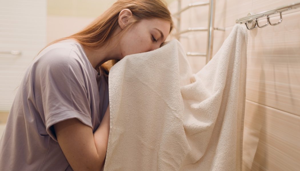 De ce miroase URÂT prosopul după spălare? SOLUȚII rapide să scapi de miros