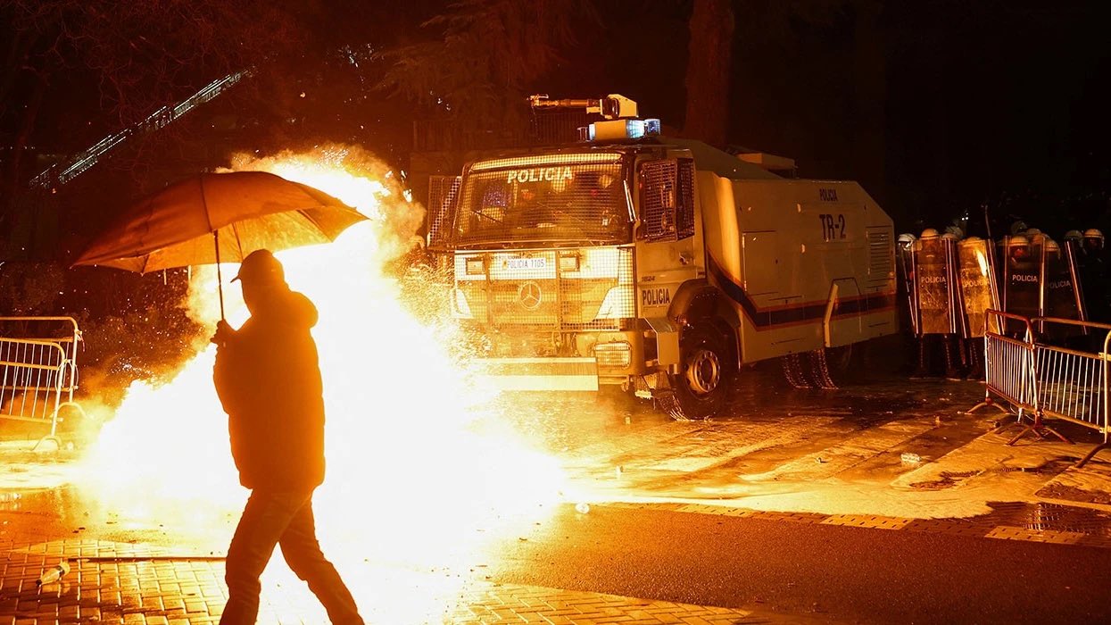 Ciocniri violente la Tirana: 20 de arestări și 3 parlamentari spitalizați