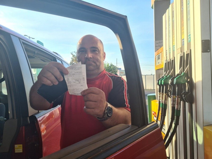 Ministrul Energiei, Bogdan Ivan, a anunțat că prețul motorinei la pompă ar putea scădea în România în următoarele săptămâni, odată cu ieftinirea acesteia pe piețele internaționale