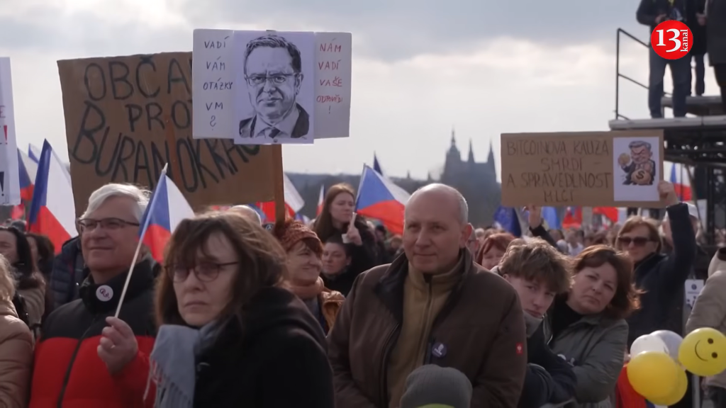 Mii de elevi și studenți protestează la Praga pentru radioul și TV publice