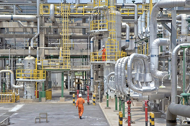 Rafinăria Petrotel-Lukoil, oprită: Ce se întâmplă cu industria de profil din România