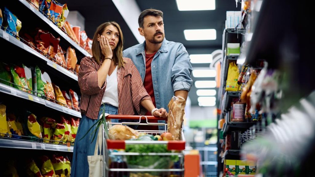 Inflația accelerează: Scumpiri record la curent, fructe și cafea în România