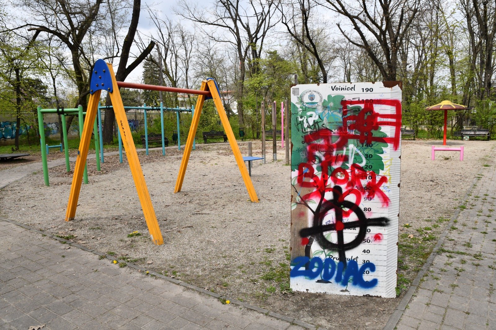 Herăstrău, refăcut cu… cașcarabete ilegale Ciucu acuză „cacofonie” de mobilier urban