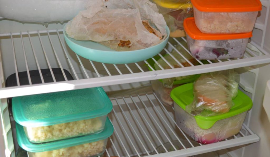 Cât rezistă mâncarea-n frigider? Greșeli banale ce provoacă toxiinfecții