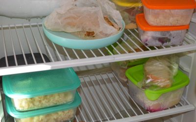Cât rezistă mâncarea-n frigider? Greșeli banale ce provoacă toxiinfecții