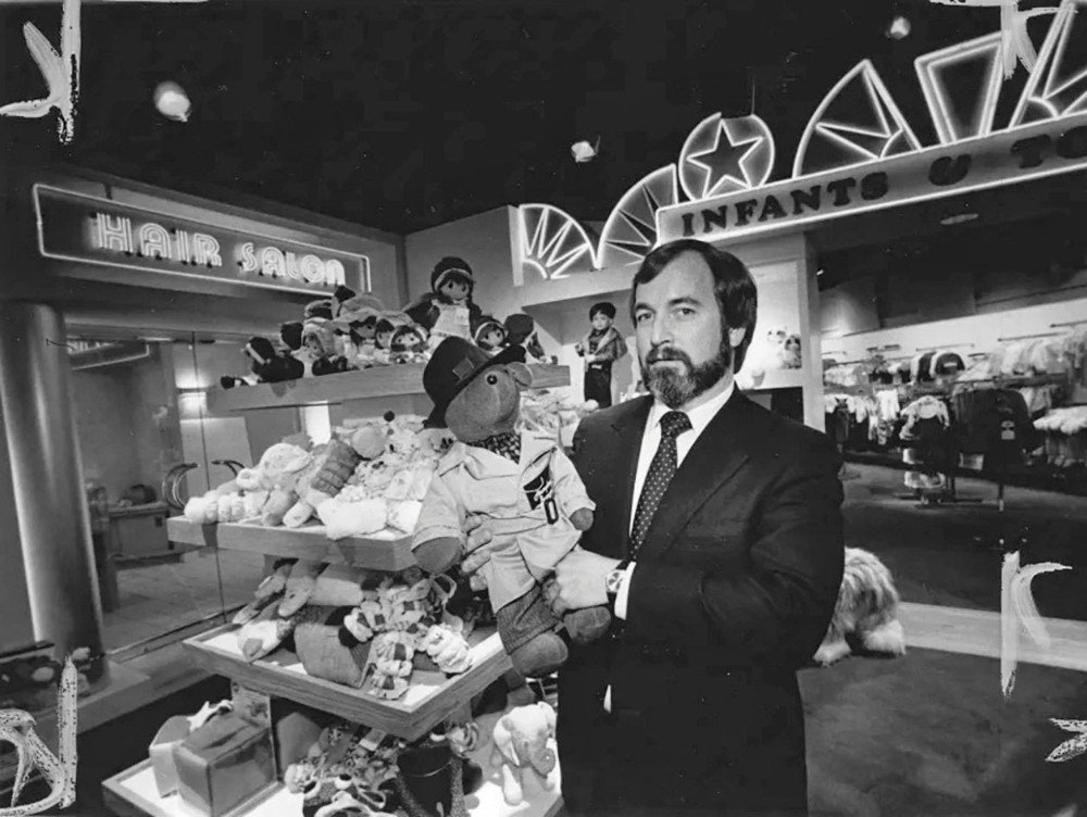 Roy Raymond și Les Wexner, doi nume care au marcat industria modei intime și a parfumurilor, au fost pionierii în crearea unuia dintre cele mai renumite branduri din lume: Victoria’s Secret