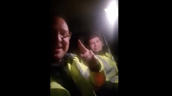 Polițiști FILMAȚI în timp ce ascultau manele, în autospecială: VIDEO viral