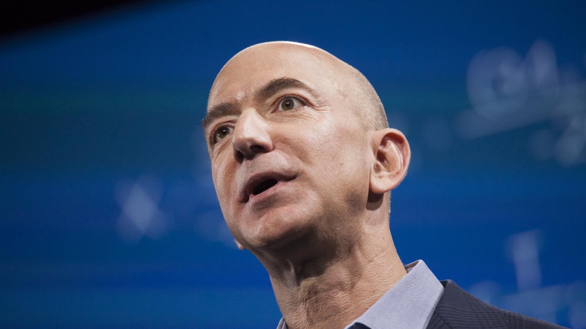 Bezos, salariu de mizilic la Amazon. Cât costă, de fapt, călătoriile lui?