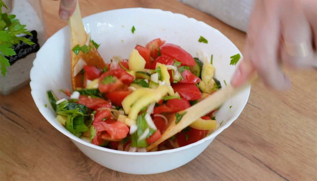 Greșeala FATALĂ în salata de roșii cu castraveți: Gustul e distrus!